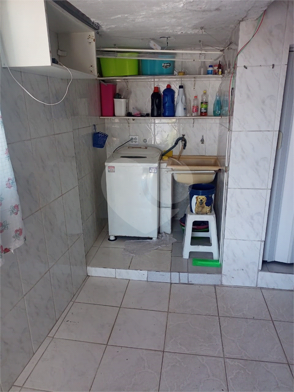 Imóvel com 3 casas, 3 vagas. Vila Nivi.