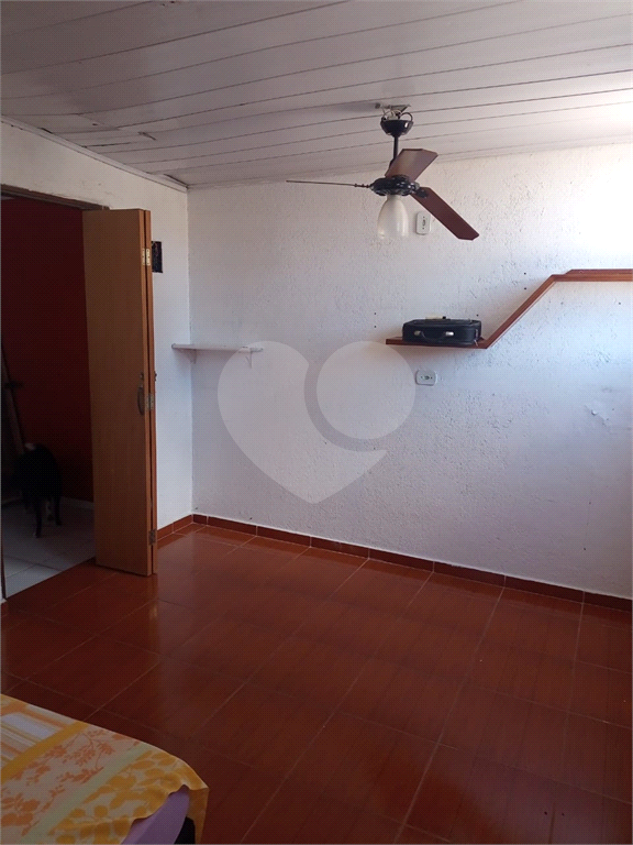 Imóvel com 3 casas, 3 vagas. Vila Nivi.