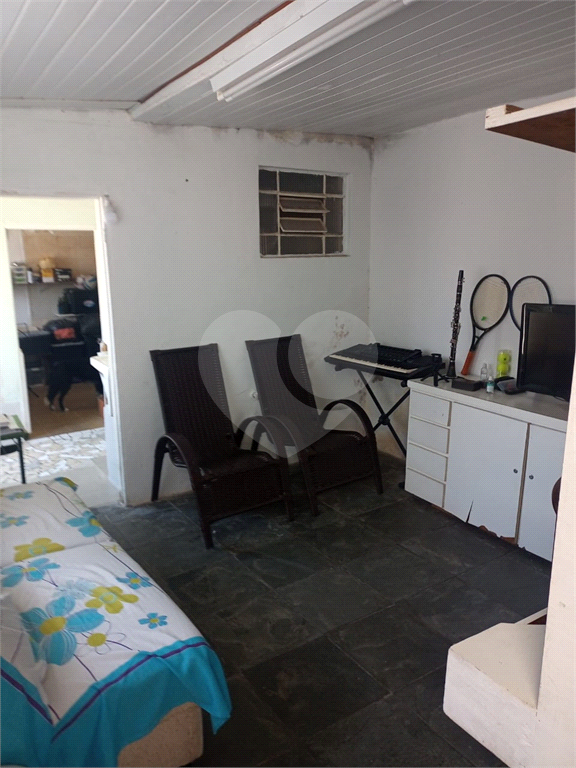 Imóvel com 3 casas, 3 vagas. Vila Nivi.