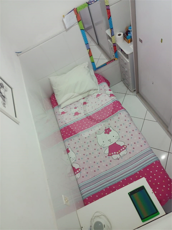 Imóvel com 3 casas, 3 vagas. Vila Nivi.
