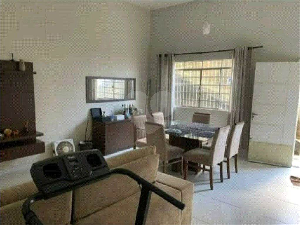Casa à venda com 4 quartos, 222m² - Foto 1