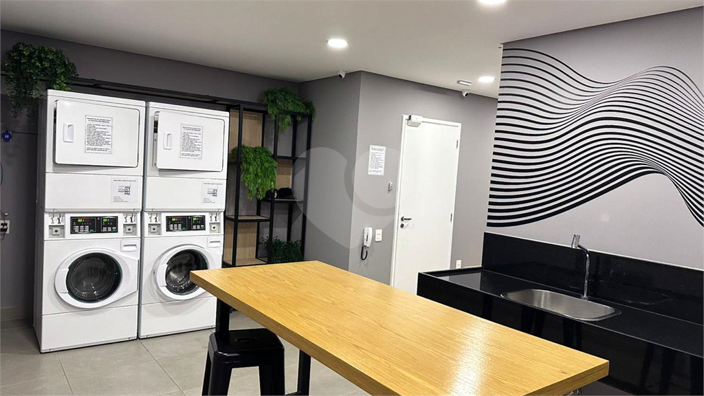 Apartamento com 33m2  - cozinha - 1 quarto - home office - varanda - em Higienópolis.