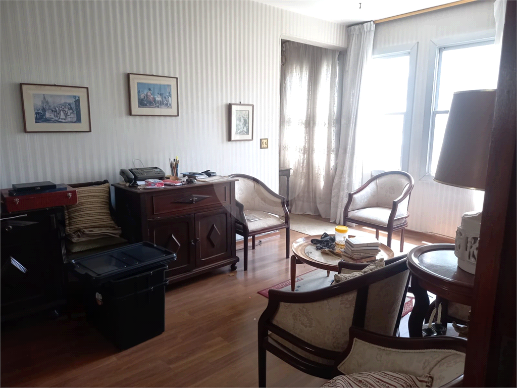 Apartamento à Venda na Alameda Campinas, Jardins. 3 quartos, 2 banheiros, próximo metro