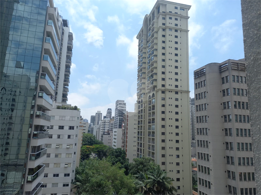 Apartamento à Venda na Alameda Campinas, Jardins. 3 quartos, 2 banheiros, próximo metro