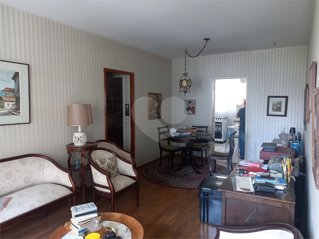 Apartamento à Venda na Alameda Campinas, Jardins. 3 quartos, 2 banheiros, próximo metro
