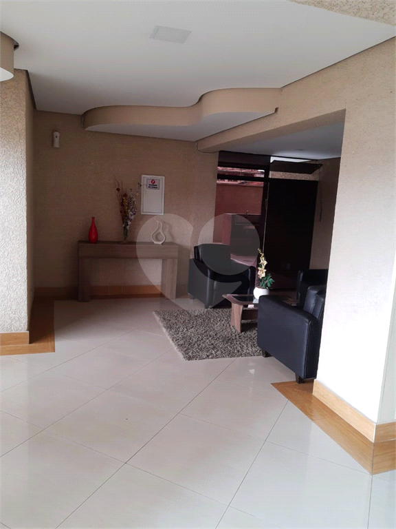 Apartamento em Osasco, bairro Quitaúna, 67m², 3 quartos, 1 banheiro, sala com sacada, 1 vaga