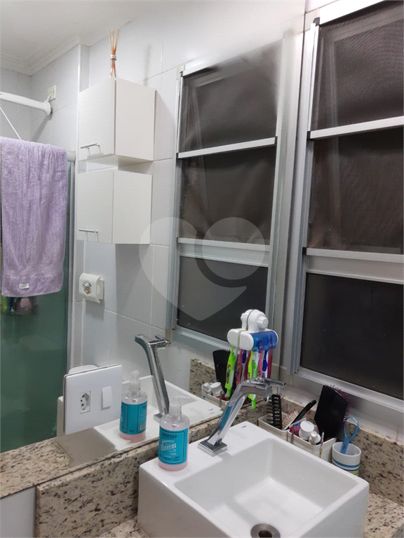 Apartamento em Osasco, bairro Quitaúna, 67m², 3 quartos, 1 banheiro, sala com sacada, 1 vaga