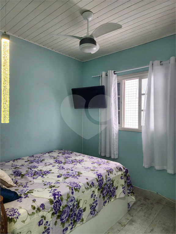 Casa a Venda a 100mts da praia com 2 quartos em Praia Grande, SP