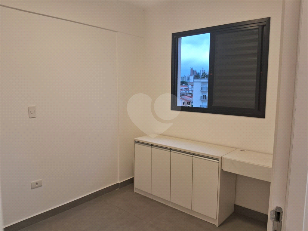 Apartamento para locação com 2 quartos 1 vaga na Avenida Leoncio de Magalhaes