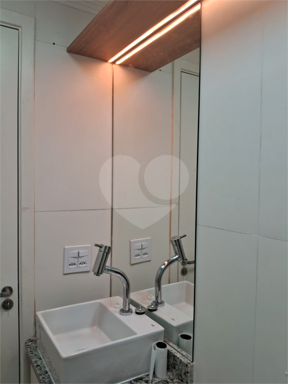 Apartamento para locação com 2 quartos 1 vaga na Avenida Leoncio de Magalhaes