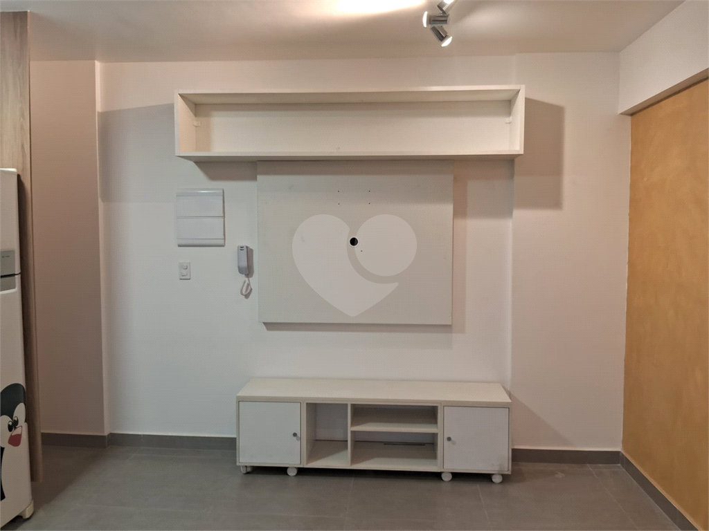 Apartamento para locação com 2 quartos 1 vaga na Avenida Leoncio de Magalhaes