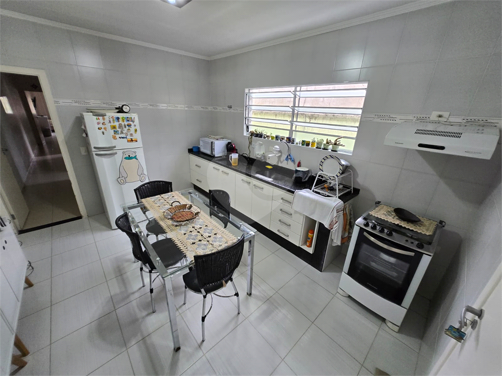 Casa térrea assobradada com 3 quartos, 3 vagas, quintal e fácil acesso ao metrô em Vila Mazzei - SP