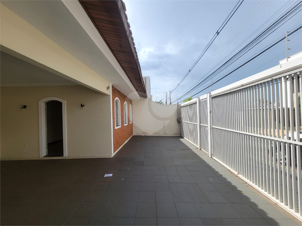 Casa para alugar com 3 quartos, 230m² - Foto 1