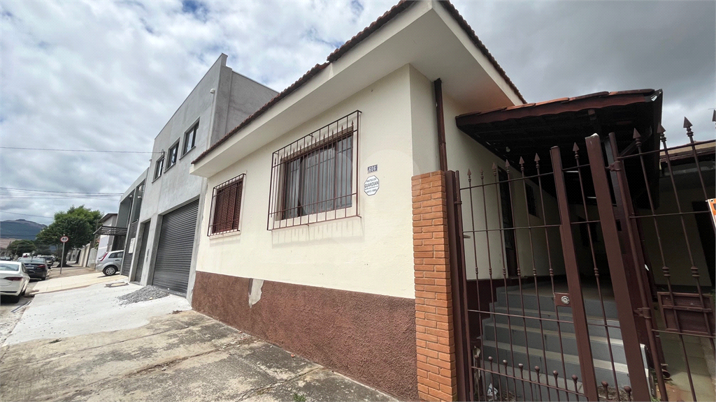 Casa para alugar com 3 quartos, 200m² - Foto 1