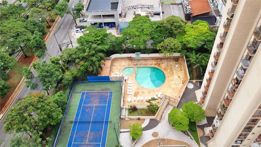Apartamento reforamado a venda com 1 dormitório, sala 2 ambientes, sacadas e 1 vaga na Vila Olímpia