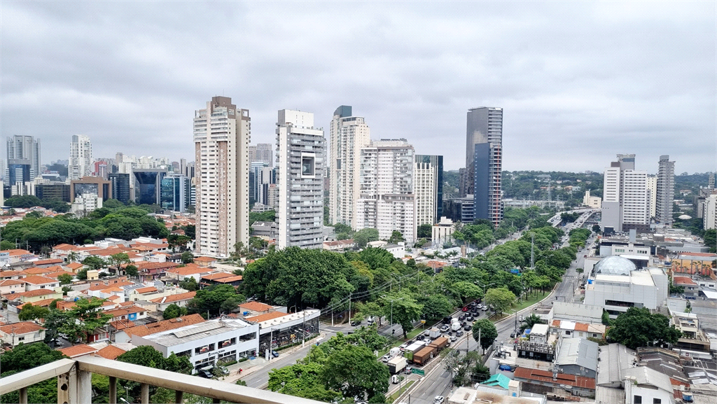 Apartamento reforamado a venda com 1 dormitório, sala 2 ambientes, sacadas e 1 vaga na Vila Olímpia