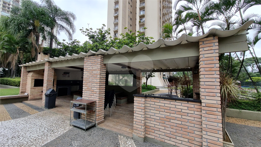 Apartamento reforamado a venda com 1 dormitório, sala 2 ambientes, sacadas e 1 vaga na Vila Olímpia