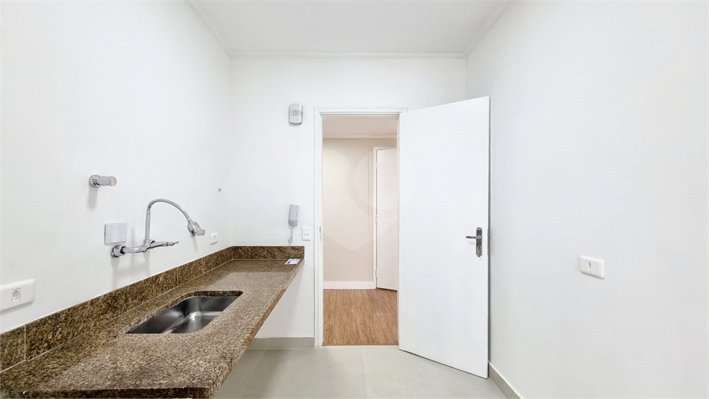 Apartamento reforamado a venda com 1 dormitório, sala 2 ambientes, sacadas e 1 vaga na Vila Olímpia