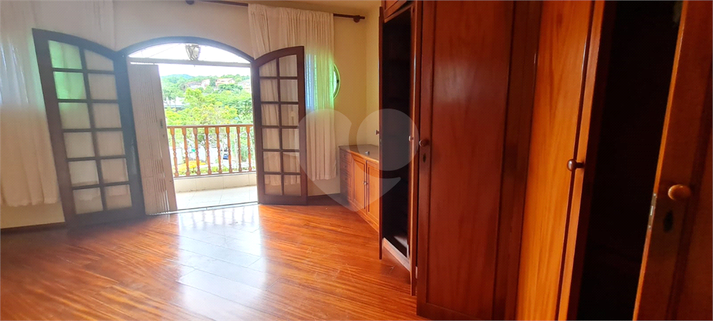 Sobrado 3 dormit 1suite, Cozinha,2 salas,5wcs, Dep.Empregada com 1wc 251m área util - Terreno 321 m 