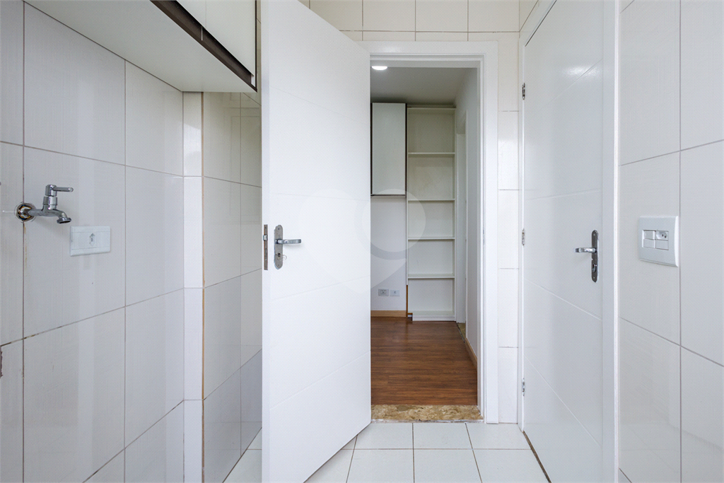 Moema 4 quartos, sendo 2 suítes , 3 vagas em uma área de 160 m2.Com varanda gourmet.