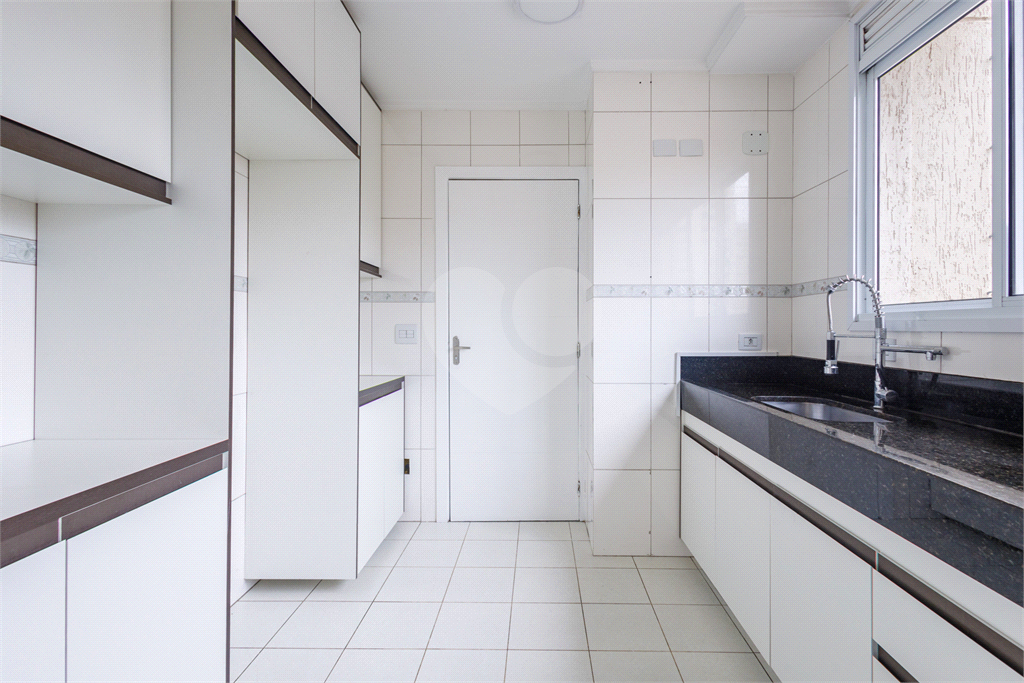 Moema 4 quartos, sendo 2 suítes , 3 vagas em uma área de 160 m2.Com varanda gourmet.