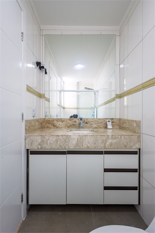Moema 4 quartos, sendo 2 suítes , 3 vagas em uma área de 160 m2.Com varanda gourmet.