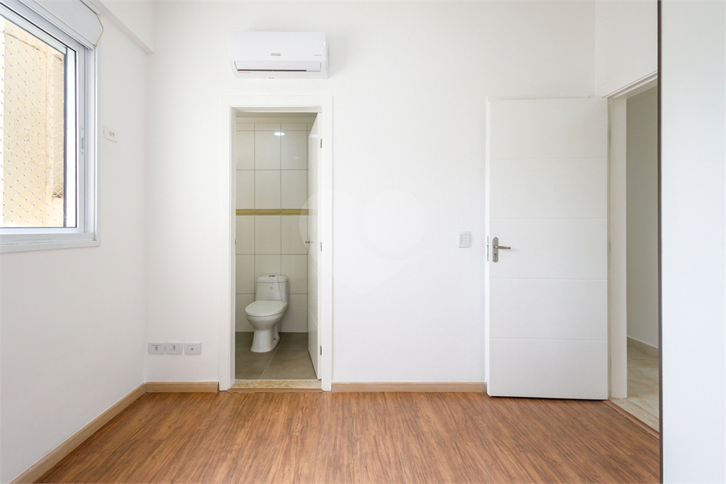 Moema 4 quartos, sendo 2 suítes , 3 vagas em uma área de 160 m2.Com varanda gourmet.