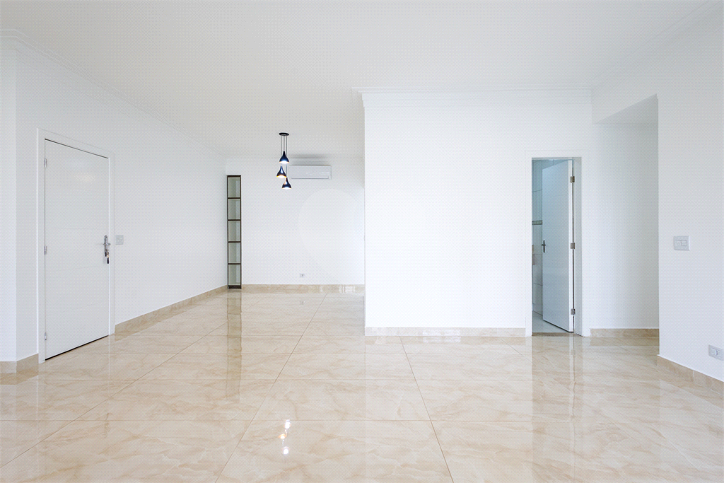 Moema 4 quartos, sendo 2 suítes , 3 vagas em uma área de 160 m2.Com varanda gourmet.