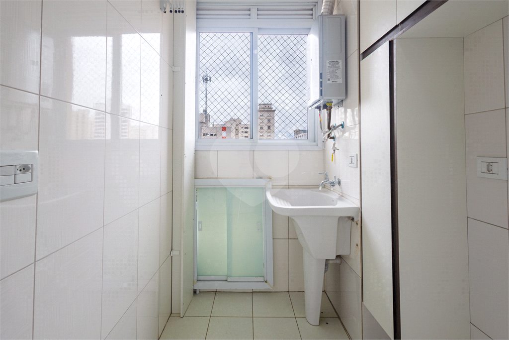 Moema 4 quartos, sendo 2 suítes , 3 vagas em uma área de 160 m2.Com varanda gourmet.