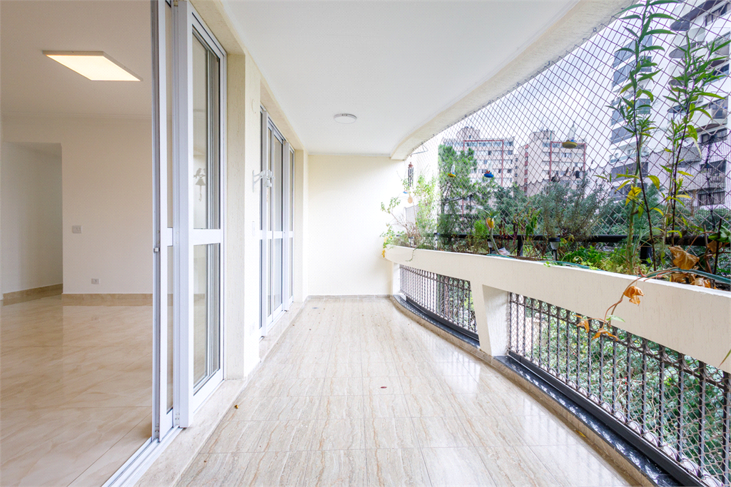 Moema 4 quartos, sendo 2 suítes , 3 vagas em uma área de 160 m2.Com varanda gourmet.