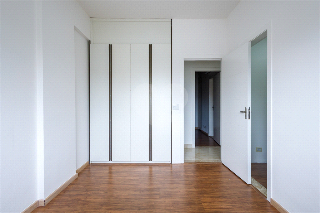 Moema 4 quartos, sendo 2 suítes , 3 vagas em uma área de 160 m2.Com varanda gourmet.