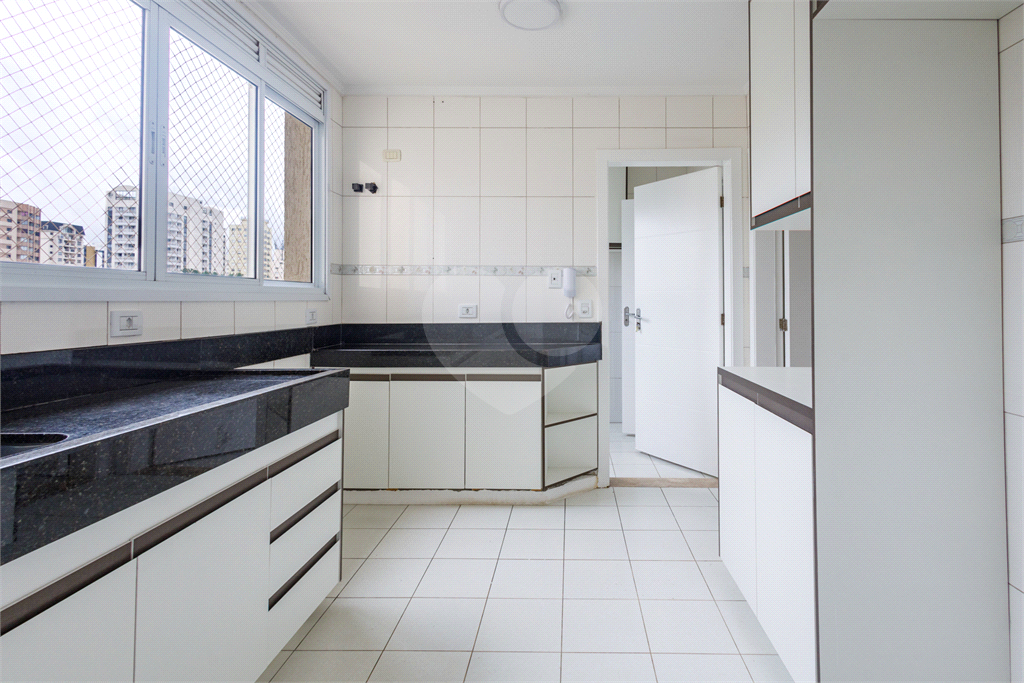 Moema 4 quartos, sendo 2 suítes , 3 vagas em uma área de 160 m2.Com varanda gourmet.