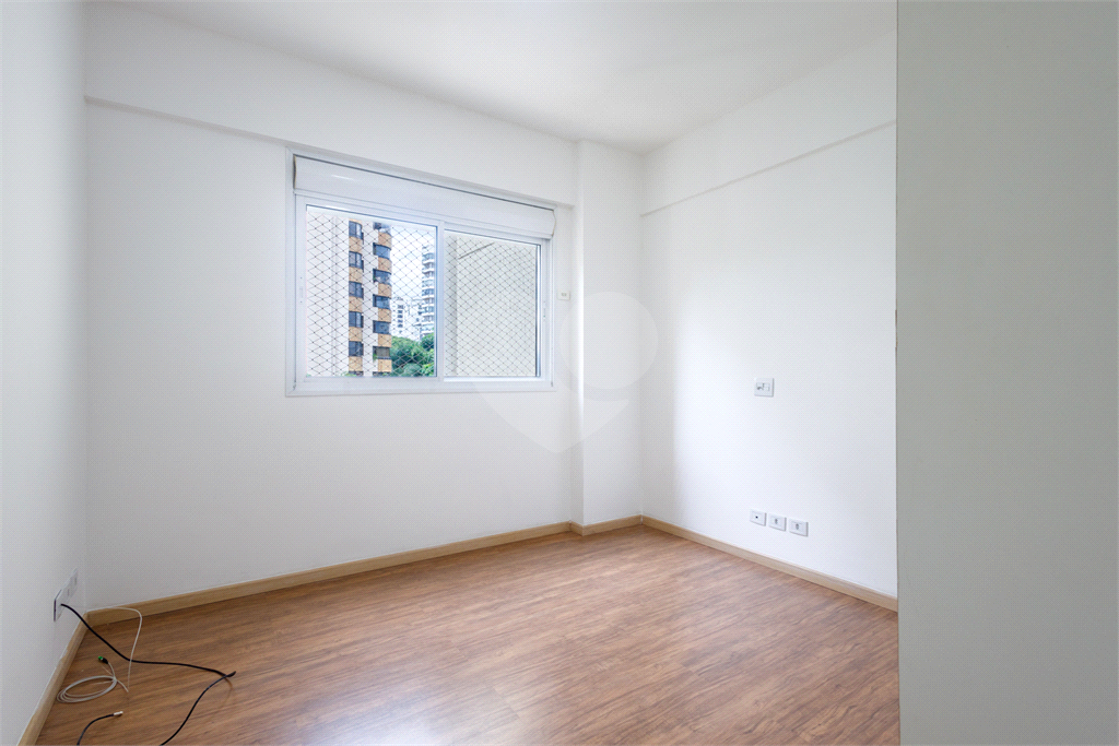 Moema 4 quartos, sendo 2 suítes , 3 vagas em uma área de 160 m2.Com varanda gourmet.