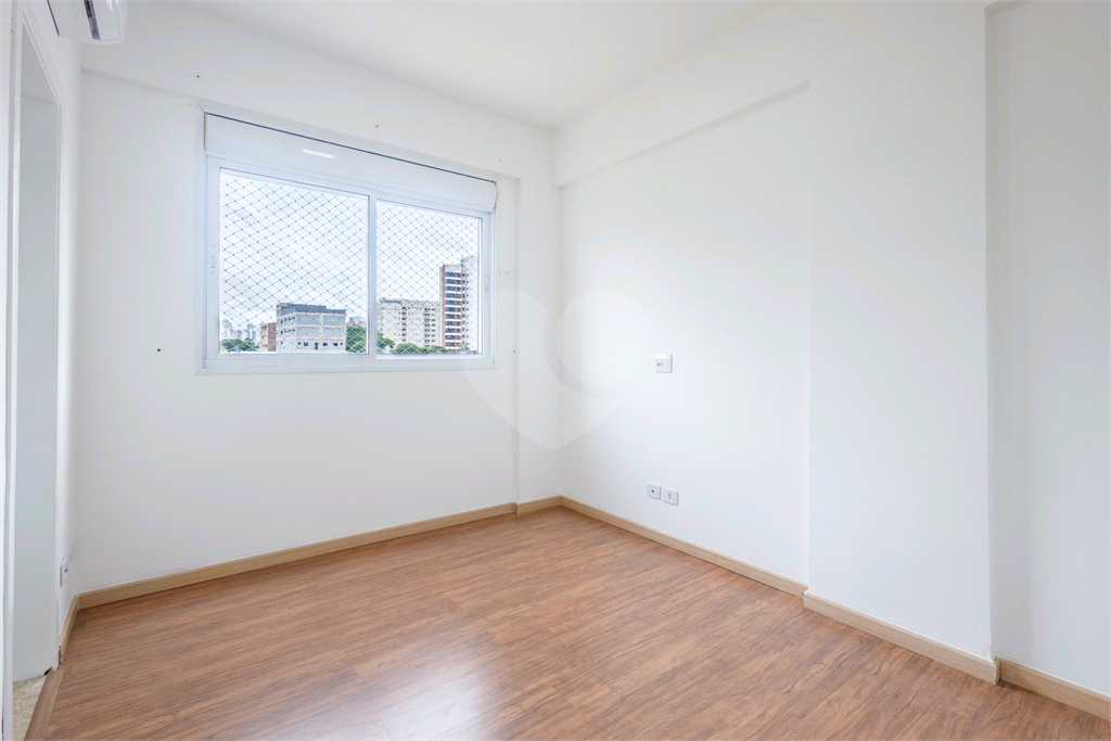 Moema 4 quartos, sendo 2 suítes , 3 vagas em uma área de 160 m2.Com varanda gourmet.
