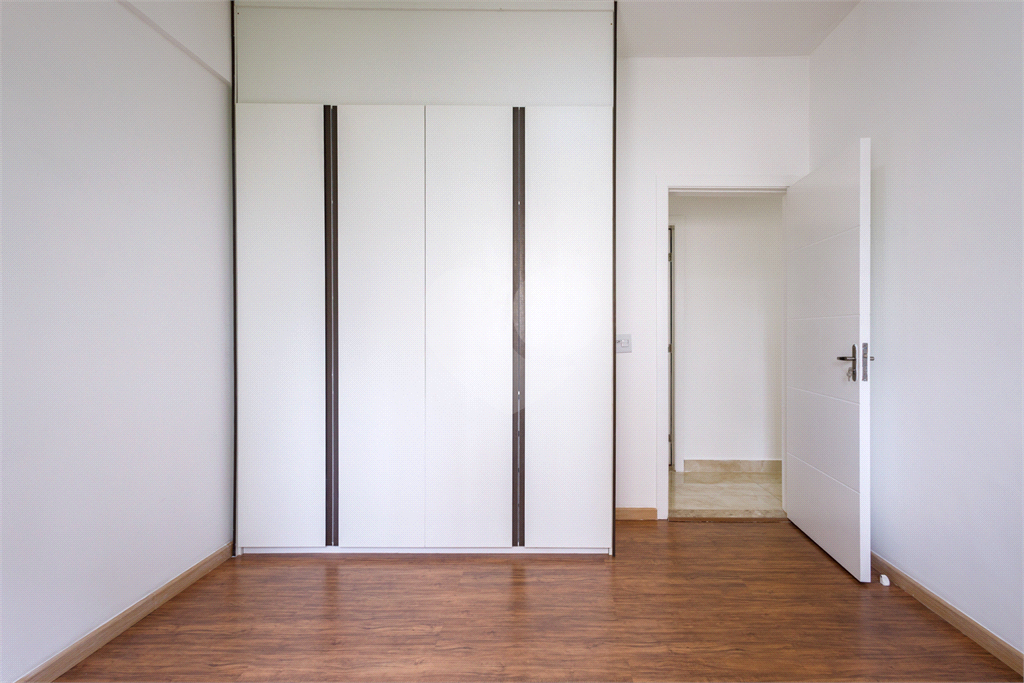 Moema 4 quartos, sendo 2 suítes , 3 vagas em uma área de 160 m2.Com varanda gourmet.