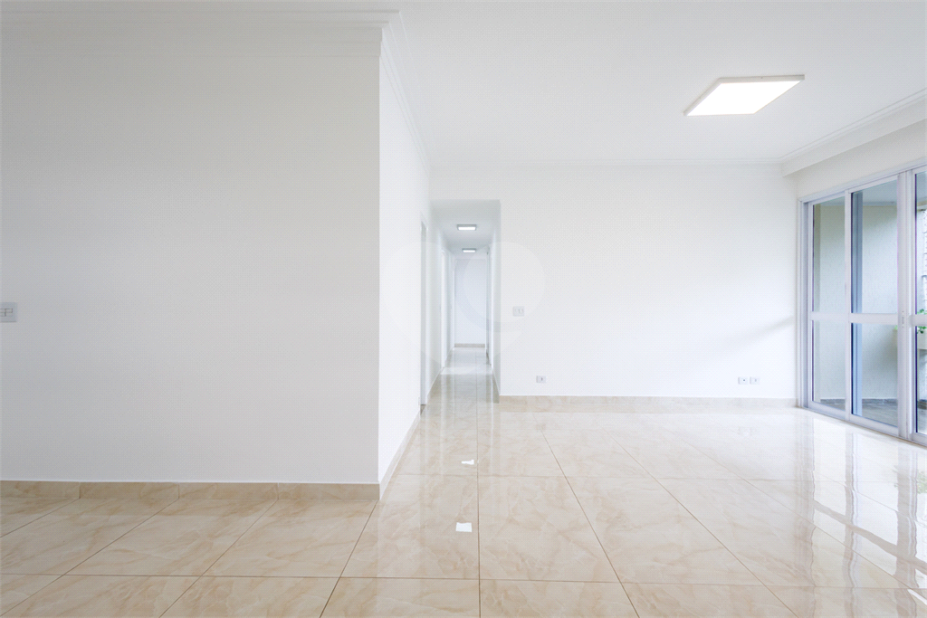 Moema 4 quartos, sendo 2 suítes , 3 vagas em uma área de 160 m2.Com varanda gourmet.