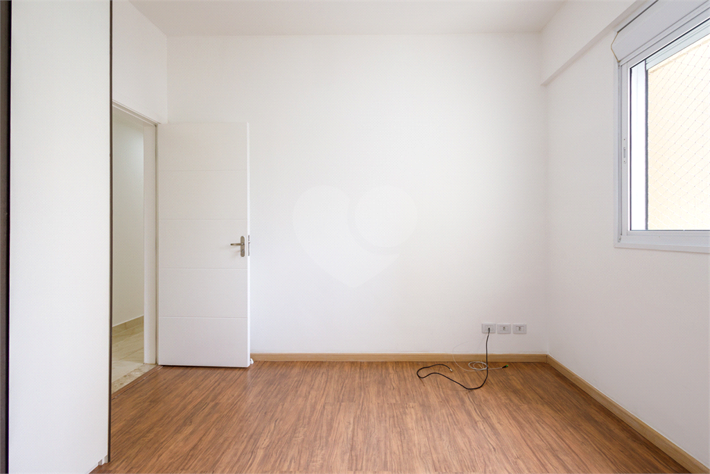 Moema 4 quartos, sendo 2 suítes , 3 vagas em uma área de 160 m2.Com varanda gourmet.