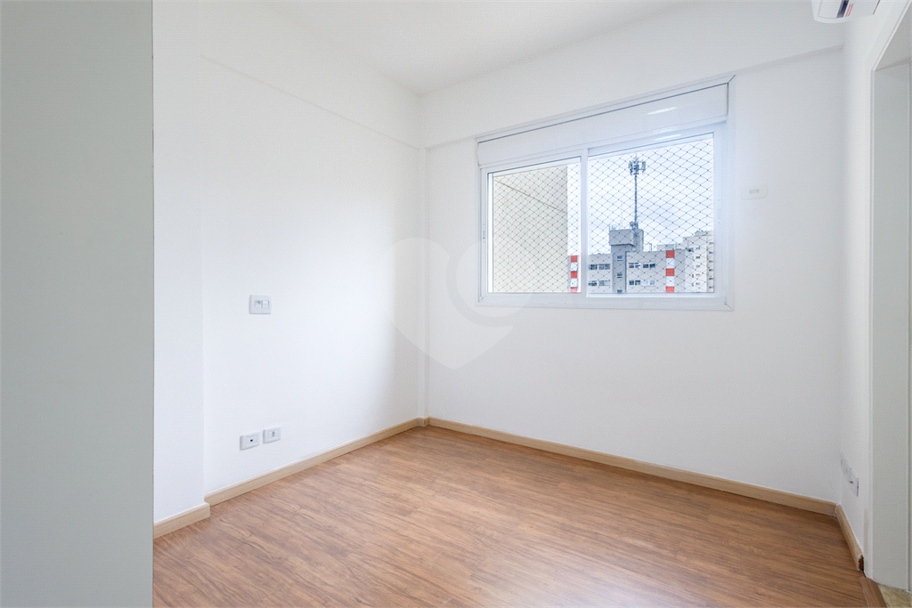 Moema 4 quartos, sendo 2 suítes , 3 vagas em uma área de 160 m2.Com varanda gourmet.