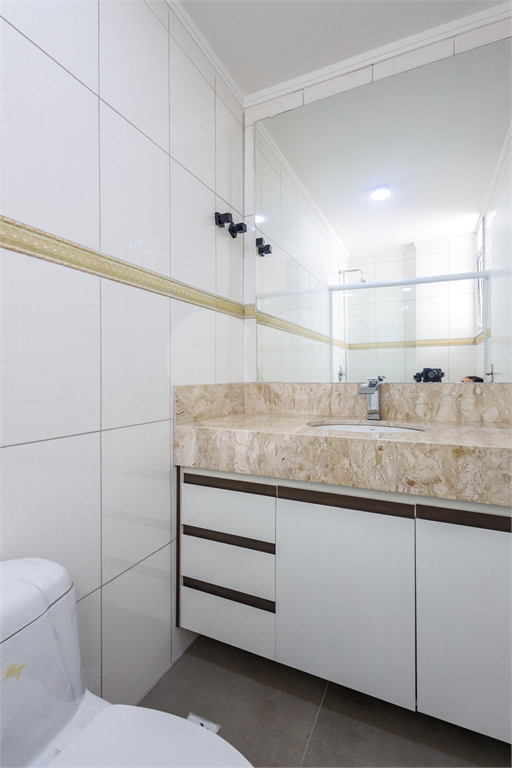 Moema 4 quartos, sendo 2 suítes , 3 vagas em uma área de 160 m2.Com varanda gourmet.