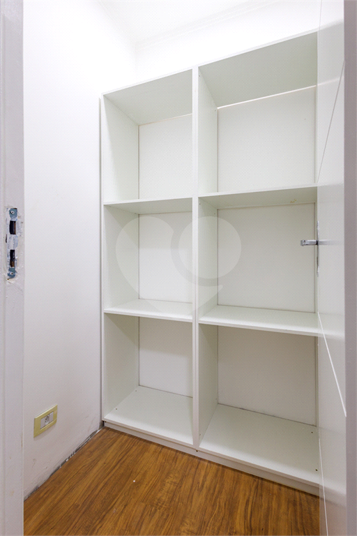 Moema 4 quartos, sendo 2 suítes , 3 vagas em uma área de 160 m2.Com varanda gourmet.
