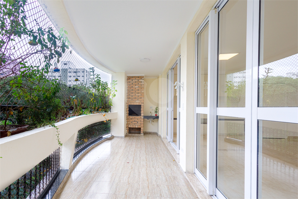 Moema 4 quartos, sendo 2 suítes , 3 vagas em uma área de 160 m2.Com varanda gourmet.