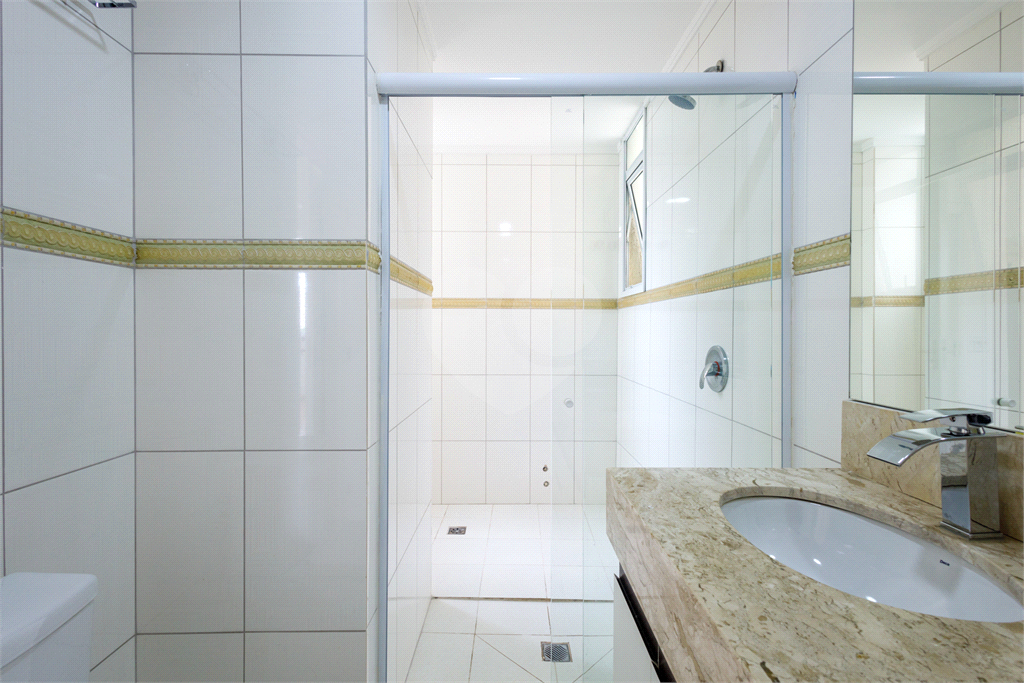 Moema 4 quartos, sendo 2 suítes , 3 vagas em uma área de 160 m2.Com varanda gourmet.