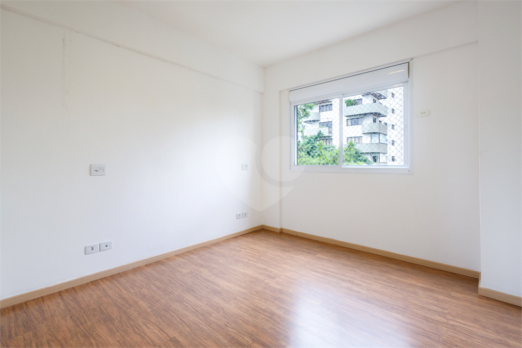 Moema 4 quartos, sendo 2 suítes , 3 vagas em uma área de 160 m2.Com varanda gourmet.