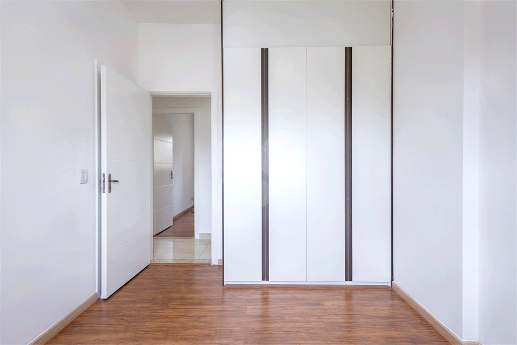 Moema 4 quartos, sendo 2 suítes , 3 vagas em uma área de 160 m2.Com varanda gourmet.