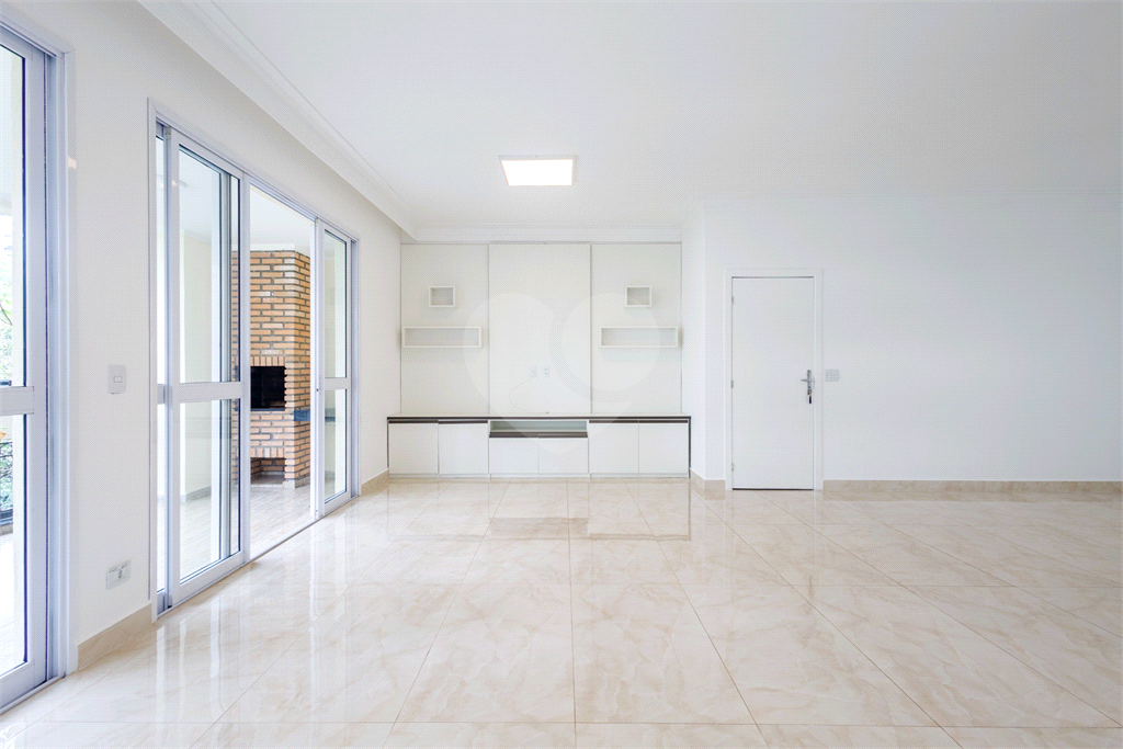 Moema 4 quartos, sendo 2 suítes , 3 vagas em uma área de 160 m2.Com varanda gourmet.