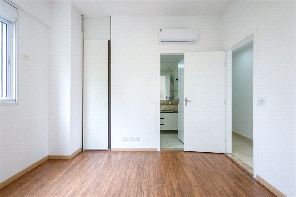Moema 4 quartos, sendo 2 suítes , 3 vagas em uma área de 160 m2.Com varanda gourmet.