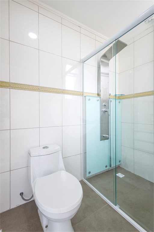Moema 4 quartos, sendo 2 suítes , 3 vagas em uma área de 160 m2.Com varanda gourmet.