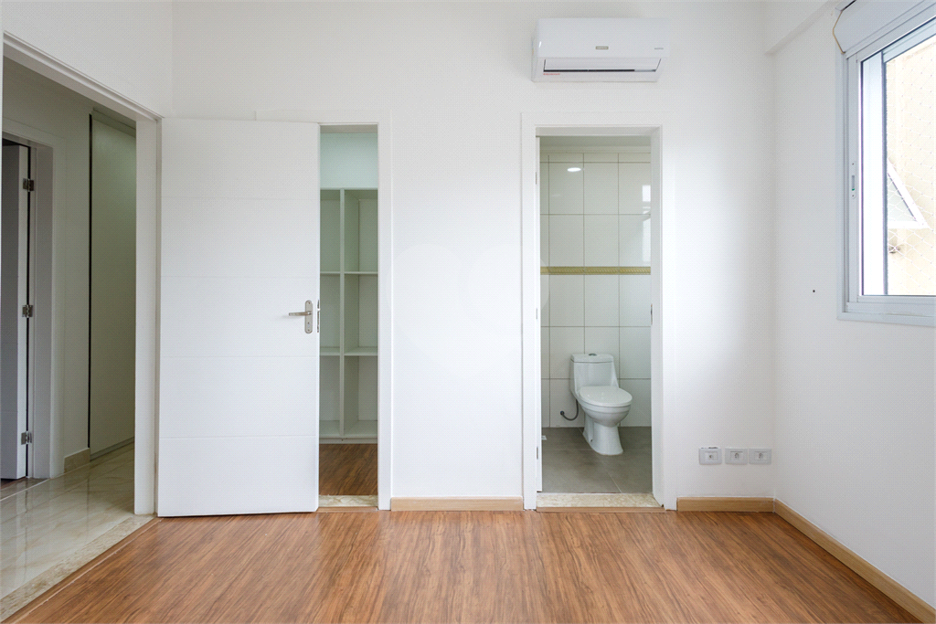 Moema 4 quartos, sendo 2 suítes , 3 vagas em uma área de 160 m2.Com varanda gourmet.
