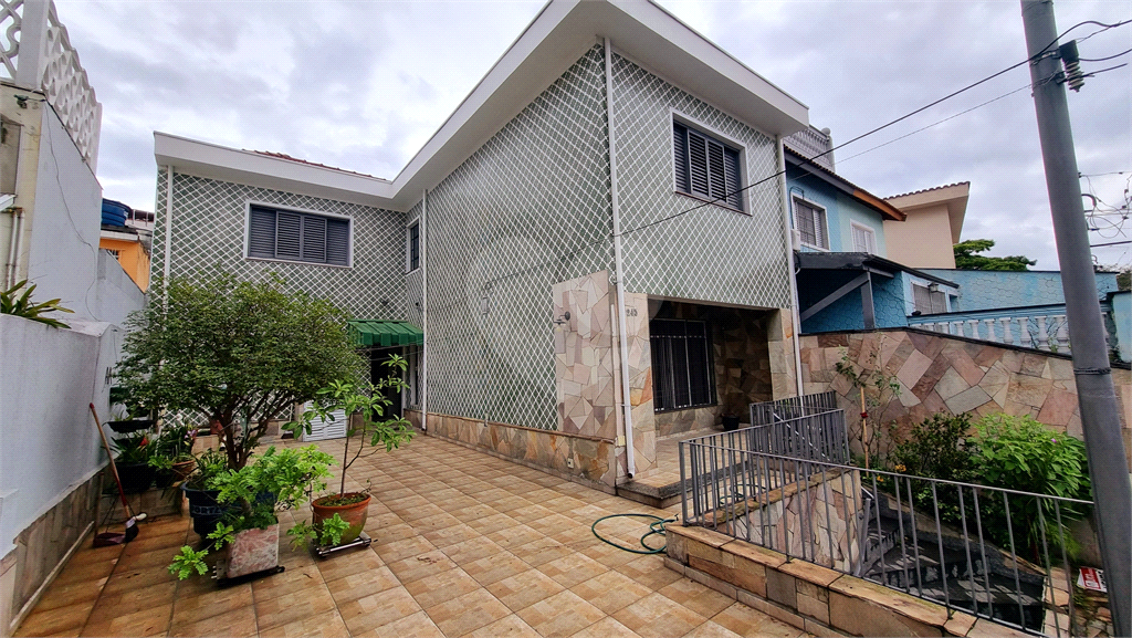 Sobrado de 223m² com 3 quartos, sendo 1 suíte, 2 salas e 2 vagas na Vila Maria