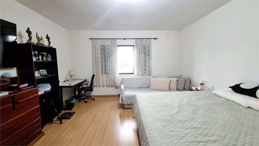 Sobrado de 223m² com 3 quartos, sendo 1 suíte, 2 salas e 2 vagas na Vila Maria
